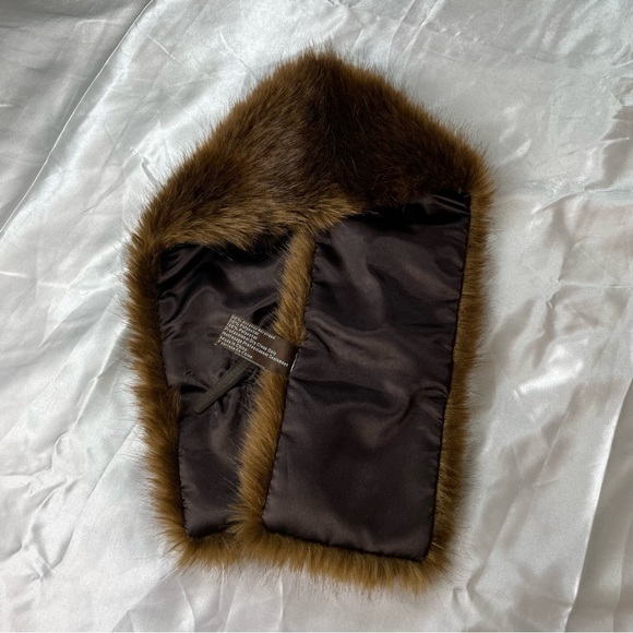Danier Short Fur Pin Scarf - Picture 7 of 8
